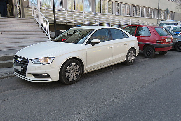 Figyelj, ezzel a civil autóval vadásznak a rendőrök