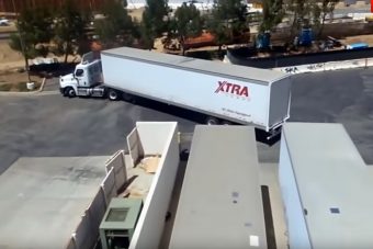 Kamionsofőr mutatja meg a tökéletes parkolást