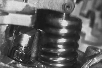 Ez a videó mutatja, miért törnek el a szeleprugók