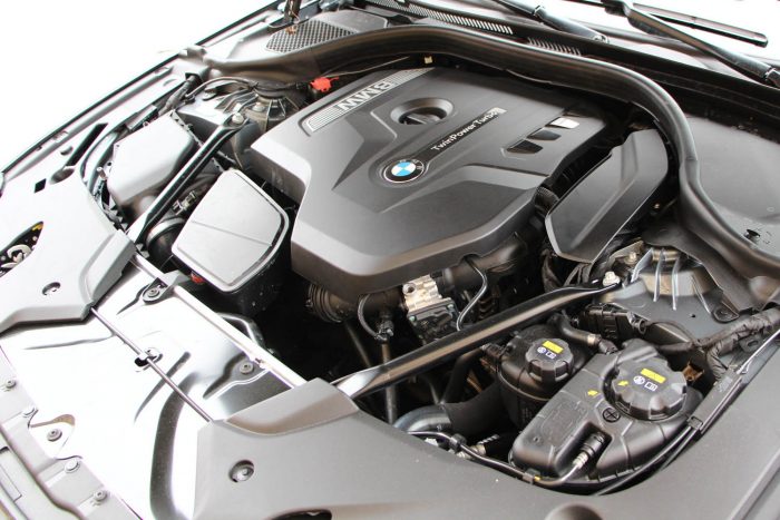 Az új ötös BMW már nem a vezetésről szól 8 Kallódik a motortérben a kétliteres blokk, amit a jobb súlyelosztás érdekében hátra toltak amennyire csak lehet