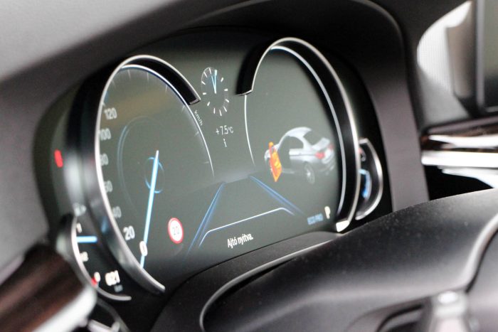 Az új ötös BMW már nem a vezetésről szól 5 Digitális műszerfal, de azért a forma adott, ezt a klasszikus elrendezést nem bontja meg a BMW