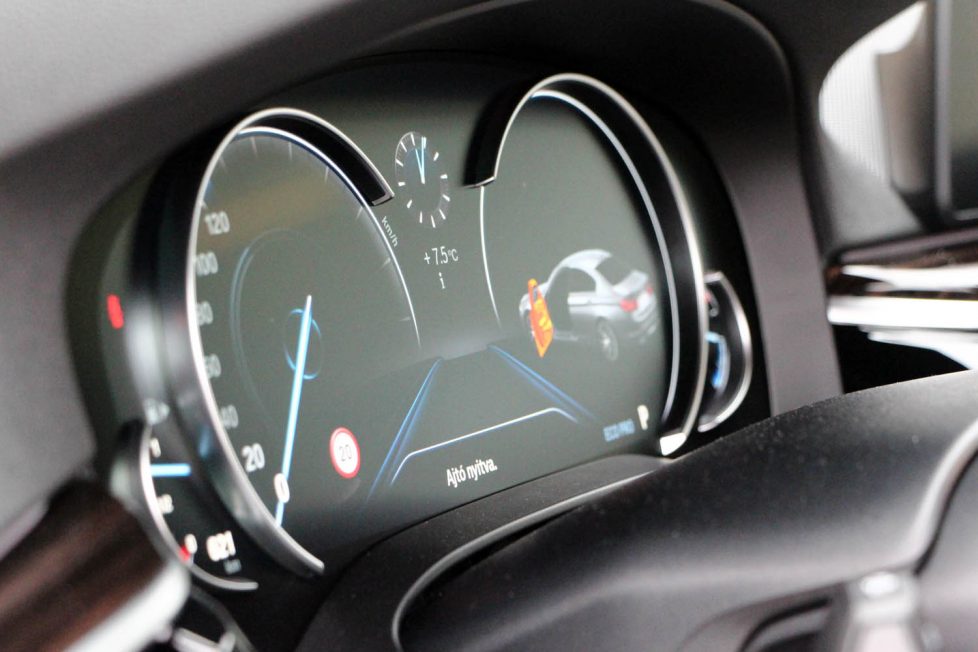 Az új ötös BMW már nem a vezetésről szól 4 Digitális műszerfal, de azért a forma adott, ezt a klasszikus elrendezést nem bontja meg a BMW