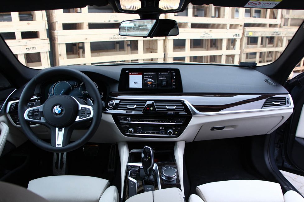 Az új ötös BMW már nem a vezetésről szól 3 Elsőrangú anyagok, mindenhol puha műanyag, pontos illesztések, egyedül az apró tekerő gombok, szellőzőrostélyok kidolgozásán lehetne még javítani