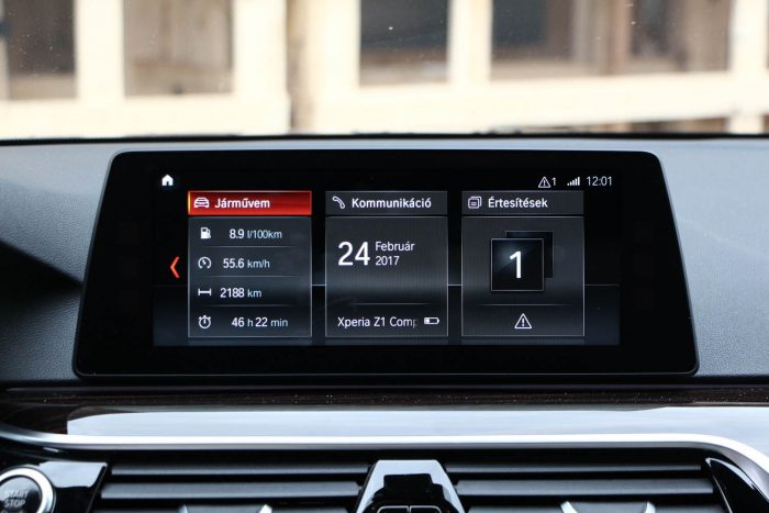 Az új ötös BMW már nem a vezetésről szól 7 Itt sem menekülhetünk az információk elől, naptár, időjárás, és megannyi más jelenik meg 10,25 colon