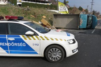 Balatongyörökön felborult egy kisteherautó, egy ember meghalt, teljes útzár