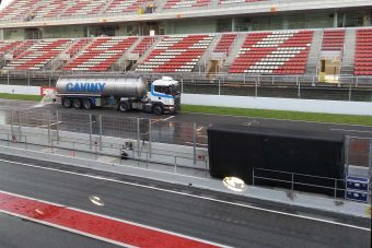 F1: Fellocsolták a versenypályát Barcelonában