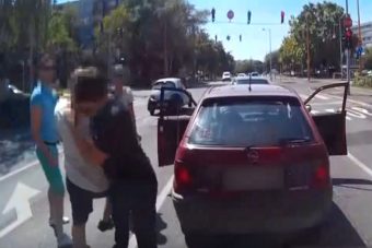 Nagy balhé egy győri piros lámpánál, autósok estek egymásnak