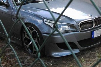 Olyan BMW-t fotóztak Budapesten, hogy a kés megáll a levegőben