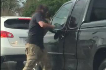 Kézzel verte be riválisa ablakát az autós