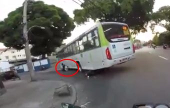 Áthajtott a busz a motoroson, de túlélte