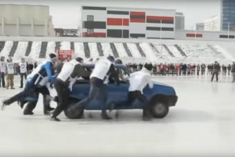 Ilyet is csak az oroszok tudnak kitalálni: autós curling