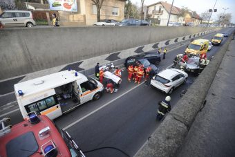 Négyes karambol miatt zárták le a ferihegyi gyorsforgalmit - fotókon a baleset