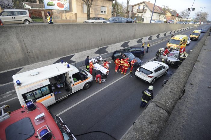 Négyes karambol miatt zárták le a ferihegyi gyorsforgalmit – fotókon a baleset