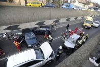 Négyes karambol miatt zárták le a ferihegyi gyorsforgalmit – fotókon a baleset 9