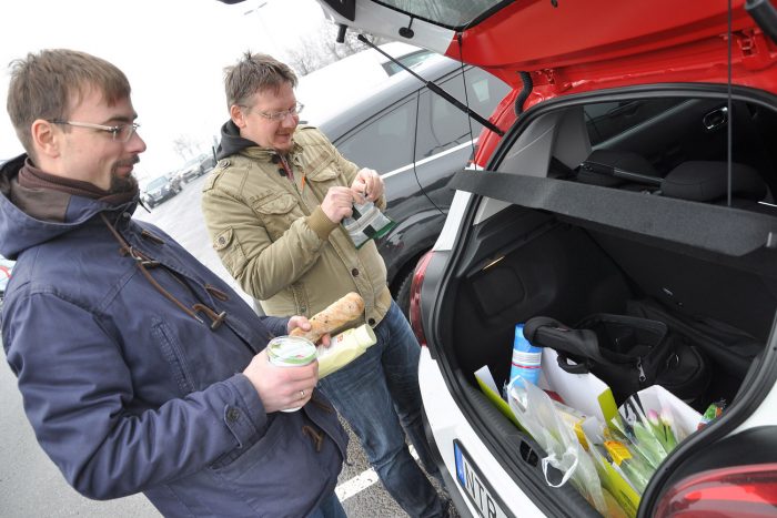 Teszt: Suzuki az olcsó Škoda és a vagány Citroën ellen 13 Ebédszünet. Rácz Tamás és jómagam is a Citroënt vinnénk haza, annyival vidámabb autó, mint a többiek