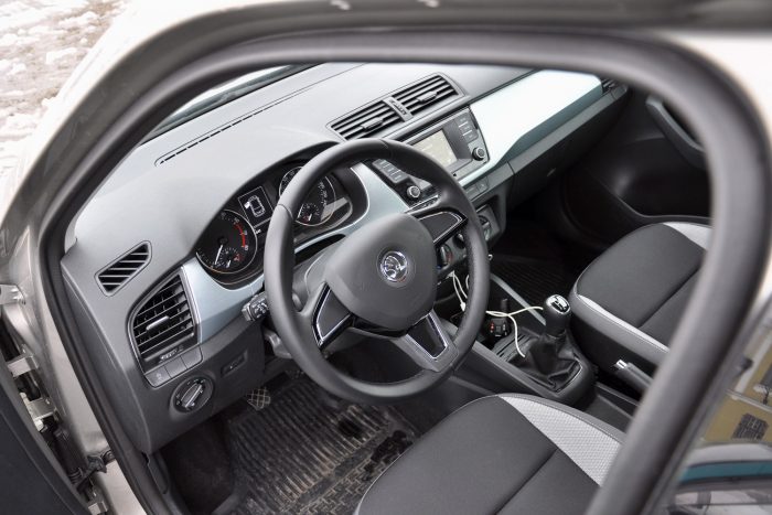 Teszt: Suzuki az olcsó Škoda és a vagány Citroën ellen 3 Praktikus és józan hely a Fabia belső tere, minden funkciója könnyen használható és gyorsan megismerhető