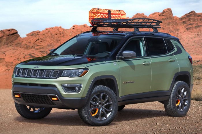 Sivatagi Show, Jeep módra 3 Jeep Trailpass Az új Compass Trailhawk extrém terepképességeit még tovább fokozó autó igényes belső kivitelt, 2,4-es benzinmotort és kilencfokozatú automata váltót kapott.