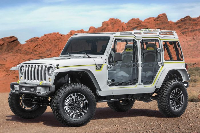 Sivatagi Show, Jeep módra 1 Jeep Safari Igazi családi járgány a szélvédelmet tökéletes kilátással kombináló Wrangler. Átlátszó teteje csak a kezdet; tartozik hozzá egy drón, a lámpák mind LED-esek, a szélvédőt megdöntötték. Az ablakok alumínium keretre feszített plexilapok, az ajtónyílások cipzárral megközelíthetők, a hátsó kagylóülések kifelé fordulnak. 3.6 V6 hatfokozatú automatával, 5 centis emelés, menet közbeni kerékfújást lehetővé tevő kompresszor.