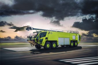 Több mint 1500 lóerő mozgatja ezt a tűzoltóautót