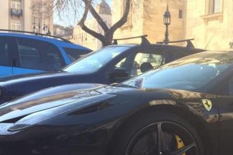 Fotón a Bazilikánál megbilincselt Ferrari