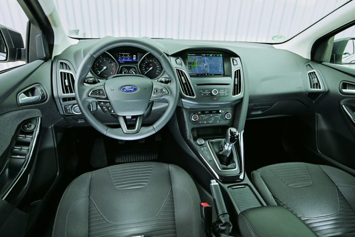 Melyik a legjobb kompakt autó 5-6 millió forintért? 5 Bár panaszkodunk évek óta, a Ford nem tesz rendet a kapcsolói között