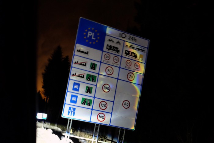 Az autózás kaland? Hááát… 53 Tájékoztató tábla a szlovák-lenygel határon. Másból észre sem vennénk, hogy átléptünk egy másik országba