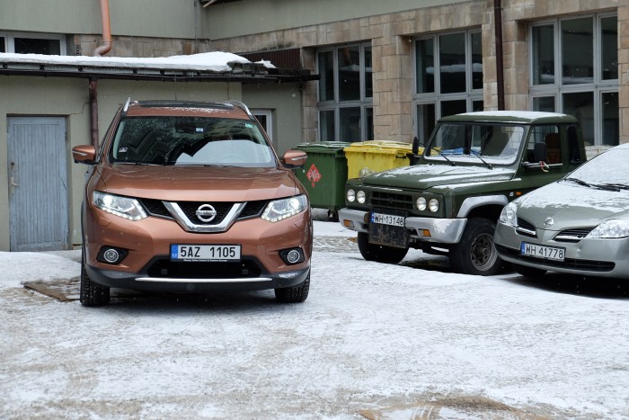 Az autózás kaland? Hááát… 58 Nissan X-Trail pózol a megfáradt Aro előtt