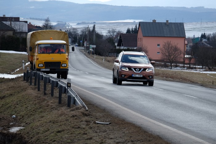 Az autózás kaland? Hááát… 64 A szlovák útfenntartó Avia-ja. Bár a településeken gyakran kritikán aluli az út minősége, addig a főutak egész jók