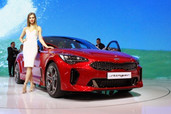 Kia Stinger: ha nem látnánk az emblémát, ki nem találnánk, mi ez!