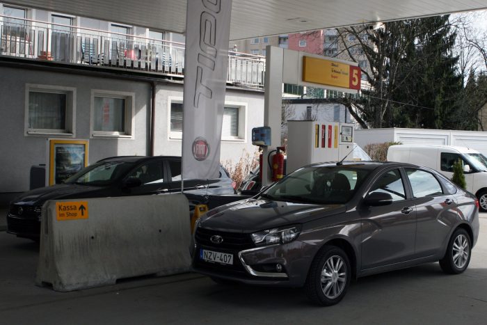 1354 km az új Lada Vestában 47 9,8 literrel riogatott kezdetben a fedélzeti számítógép, ami lement időközben 8,8-ra. A kúton mért fogyasztás 7,7 l/100 kilométer autópályán, telerámolva, nem lassan