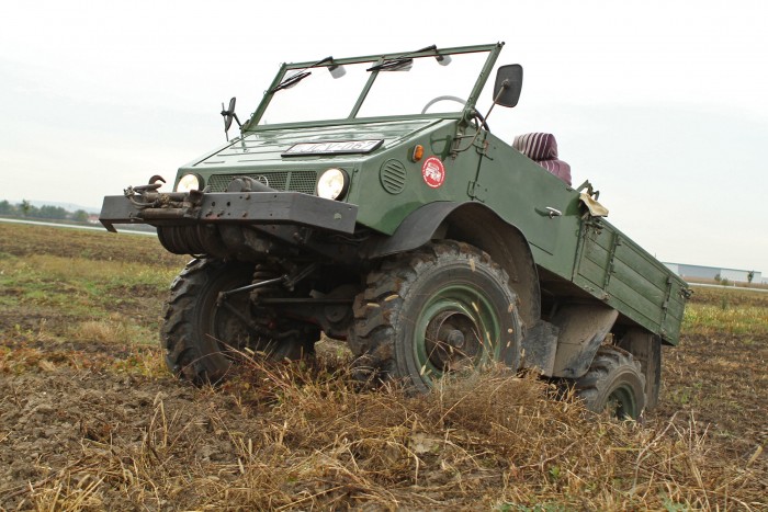 Unimog a tyúkolból 5 Nagyjából mindenen felmegy, de az orra esés valós veszély terepen