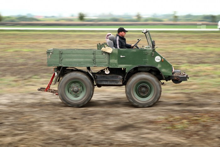 Unimog a tyúkolból 8 A 40 m/órás csúcssebességnél többre nem igen képes
