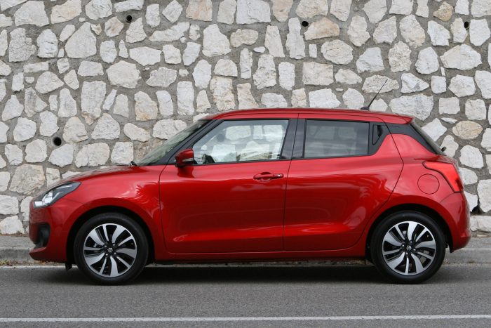 Benzinpárán megél az új Suzuki Swift 11 Közvetlen elődjéről alig lehetet megmondani, hogy új, ezen a Swiften jobban látszik a modellváltás