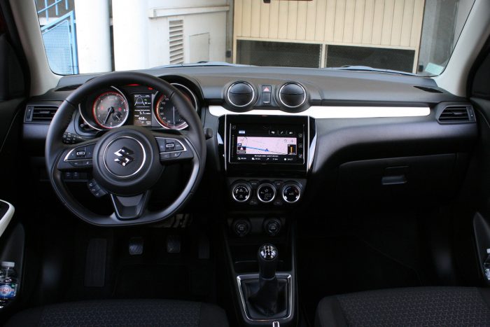 Benzinpárán megél az új Suzuki Swift 7 Nem rossz az összkép, de valahogy a belső téri minőségérzet nem érdekli a Suzukit, pedig az autó technikája nagyon fejlett
