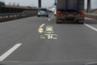 Kell nekünk a modern luxusautó rengeteg digitális extrája?