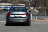 Alapmotorral is Audi az A4? 38