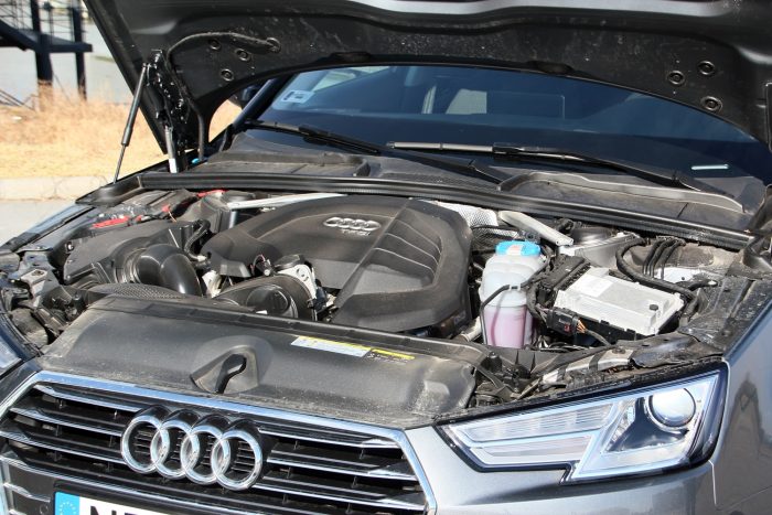 Alapmotorral is Audi az A4? 6 Hosszában az 1,4-es turbós benzines, amit a burkolat tagolásával is hangsúlyoznak