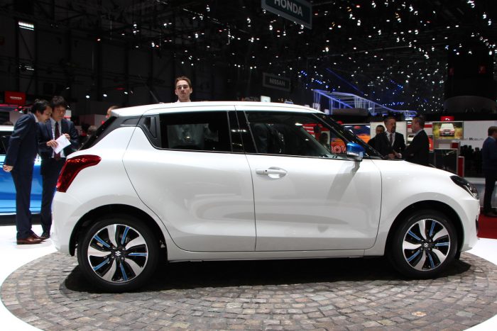 Videó: beültünk az új Suzuki Swiftbe 4 243-ról 245 centiméterre nőtt a tengelytáv, 384 centis hosszával a Swift továbbar is kompakt kisautó