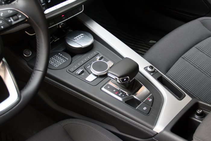 Alapmotorral is Audi az A4? 4 Minden a vezető keze alatt