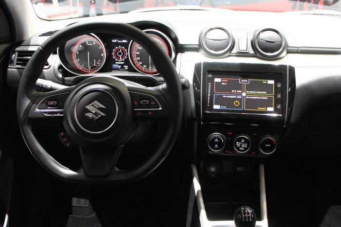 Videó: beültünk az új Suzuki Swiftbe 2 Tetszett az alul lapított kormány. A kiállított autóban a bőrbevonat inkább tűnt műanyagnak, mint természetes eredetű kültakarónak