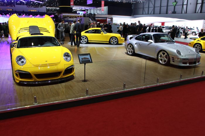 Egy Porsche még nem a világ teteje 83 Balra a 2007-es Ruf CTR3, 380-as végsebességgel, a háttérben a 2017-es Ruf CTR, jobbra a 993-as Porschéből épített, integrált bukócsöves CTR2 1997-ből