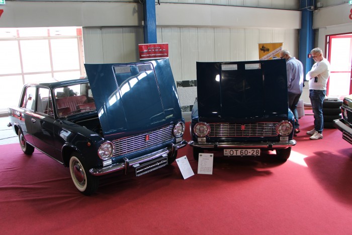 A Fiat motoros Zsiguli legendája 1 FIAT 124 Berlina - Második gazdás RAvenna mellől, 170 000 kilométer van benne. Ez a típus az "Ős Lada", az Év Autója volt 1967-ben. VAZ 2101 - 1972-es a gyártás krai szakaszára, az első szériára jellemz őmegodlásokkal. Feltűnő a fehér indexbúra, és a sárvédőre rögzítettt körtükör. A lökhárítókat nagyméretű ütközőbakkal szerelték, az utastérben pedig sűrűbordás műszerfal, szürke keretes visszapillantó tükör, és álló gázpedál található.