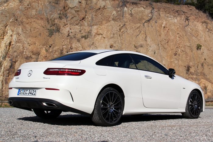 Vakítóan fehér autók lephetik el az utakat