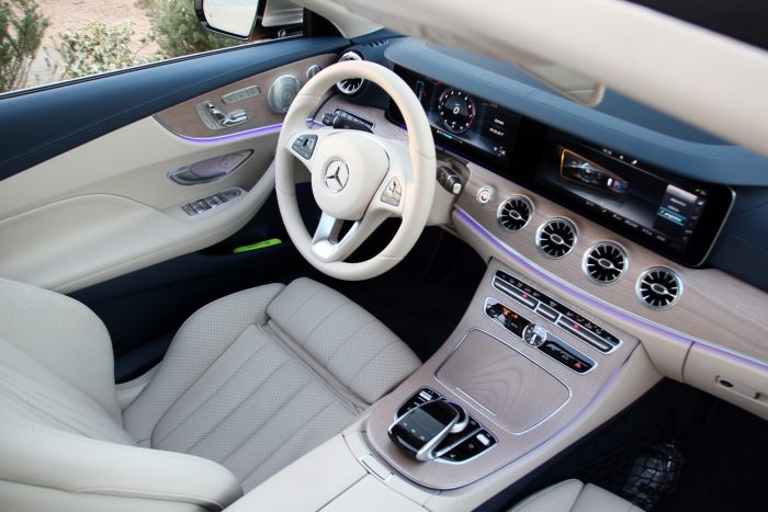 Pompázatos világ az új Mercedes E Coupéban 54 Minden kéz alatt van a hangulatos utastérben