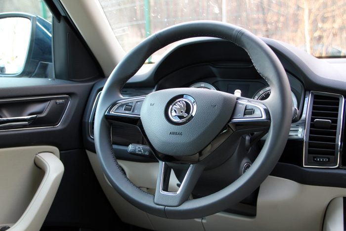 Hatalmas és okos SUV a Škodától 54 Balra lent található a remekül működő távolságtartós tempomat karja