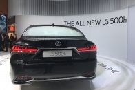 Gyalogost kerül az új Lexus 15