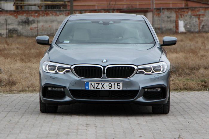 Az új ötös BMW már nem a vezetésről szól 3 Hatalmas vesék és szögletes angyalszemek azonosítják az új generációt