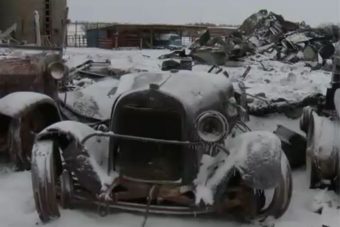 Lángok martaléka lett közel száz autócsoda