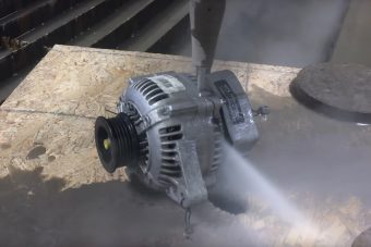 Akarod látni, hogyan vágja szét a vízsugár a generátort 4000 baros nyomással?