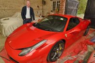 Kátyúba hajtott a Ferrarival, az önkormányzat fizetni fog 13